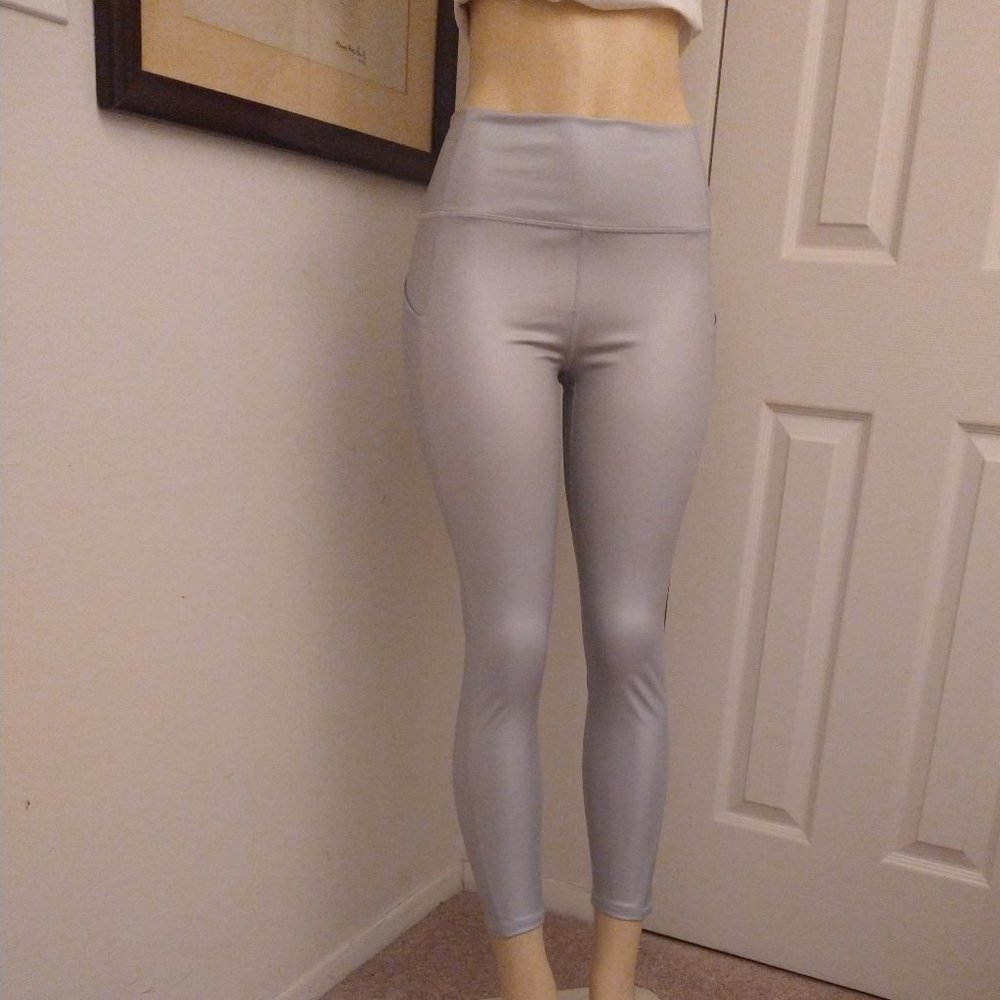 NWT! Fabletics High-Waisted Matte Silver Foil 7/8 Pocket Leggings-Size L/10
